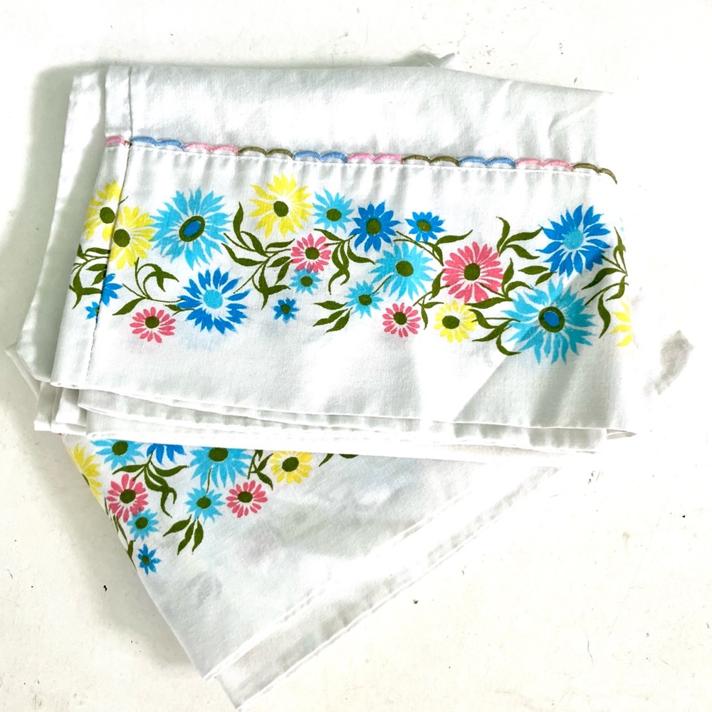 Vintage 60’s rainbow daisy floral flower pillowcases set of 2